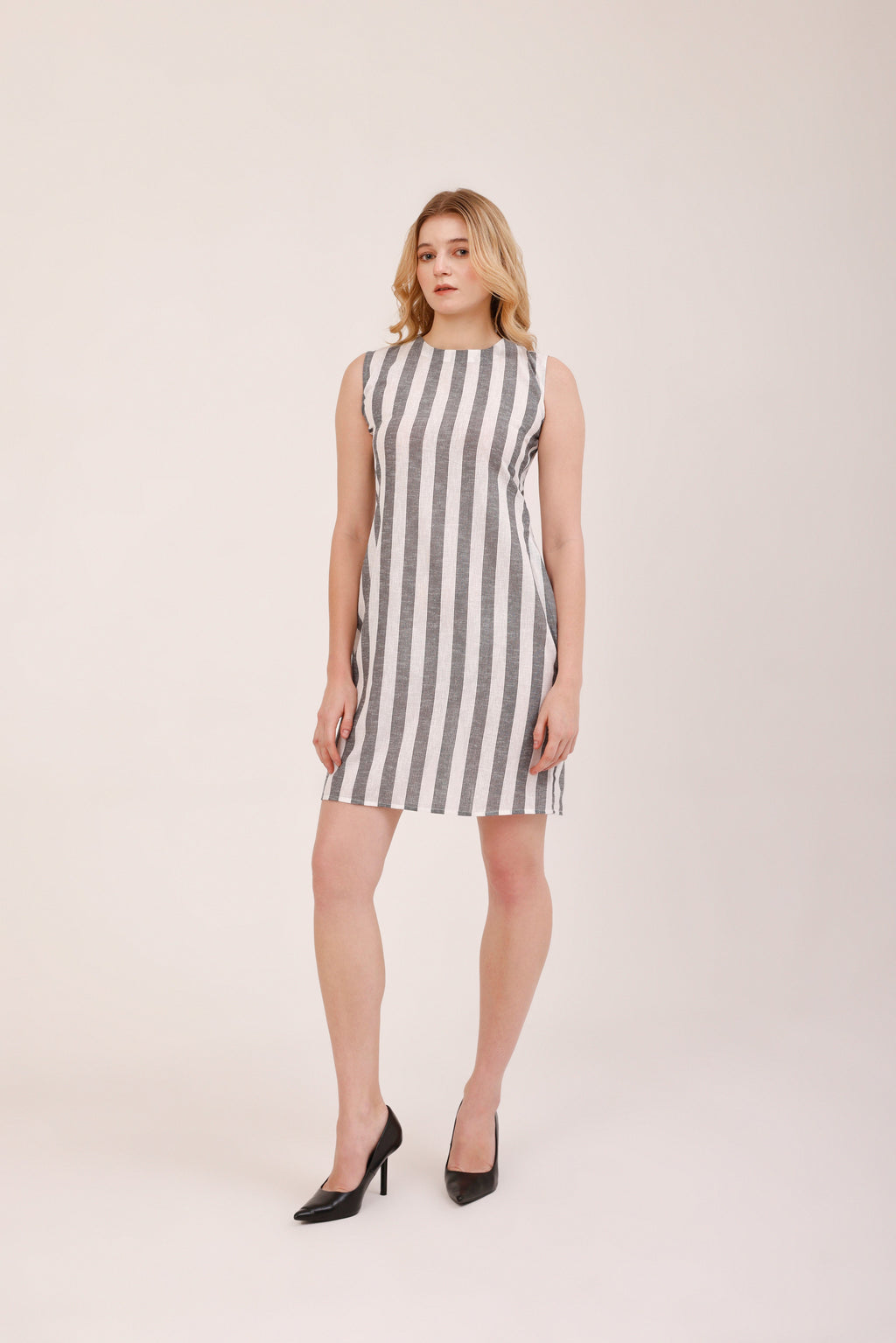 Femme portant La robe courte Écume, robe droite sans manches à fines rayures grises, en polyester recyclé Rivage Bleu
