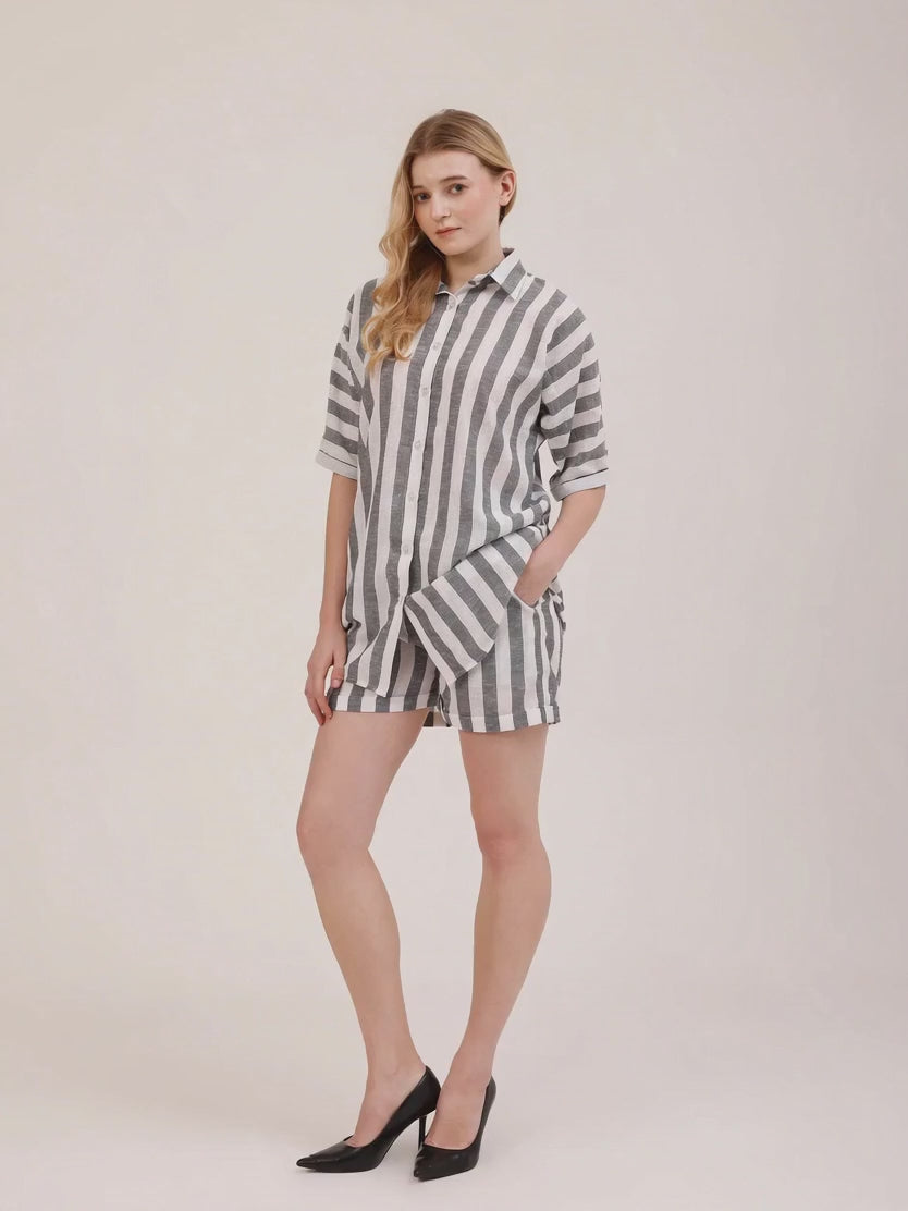 Vidéo : mannequin portant La robe chemise Écume, robe chemise rayée Rivage Bleu en polyester recyclé