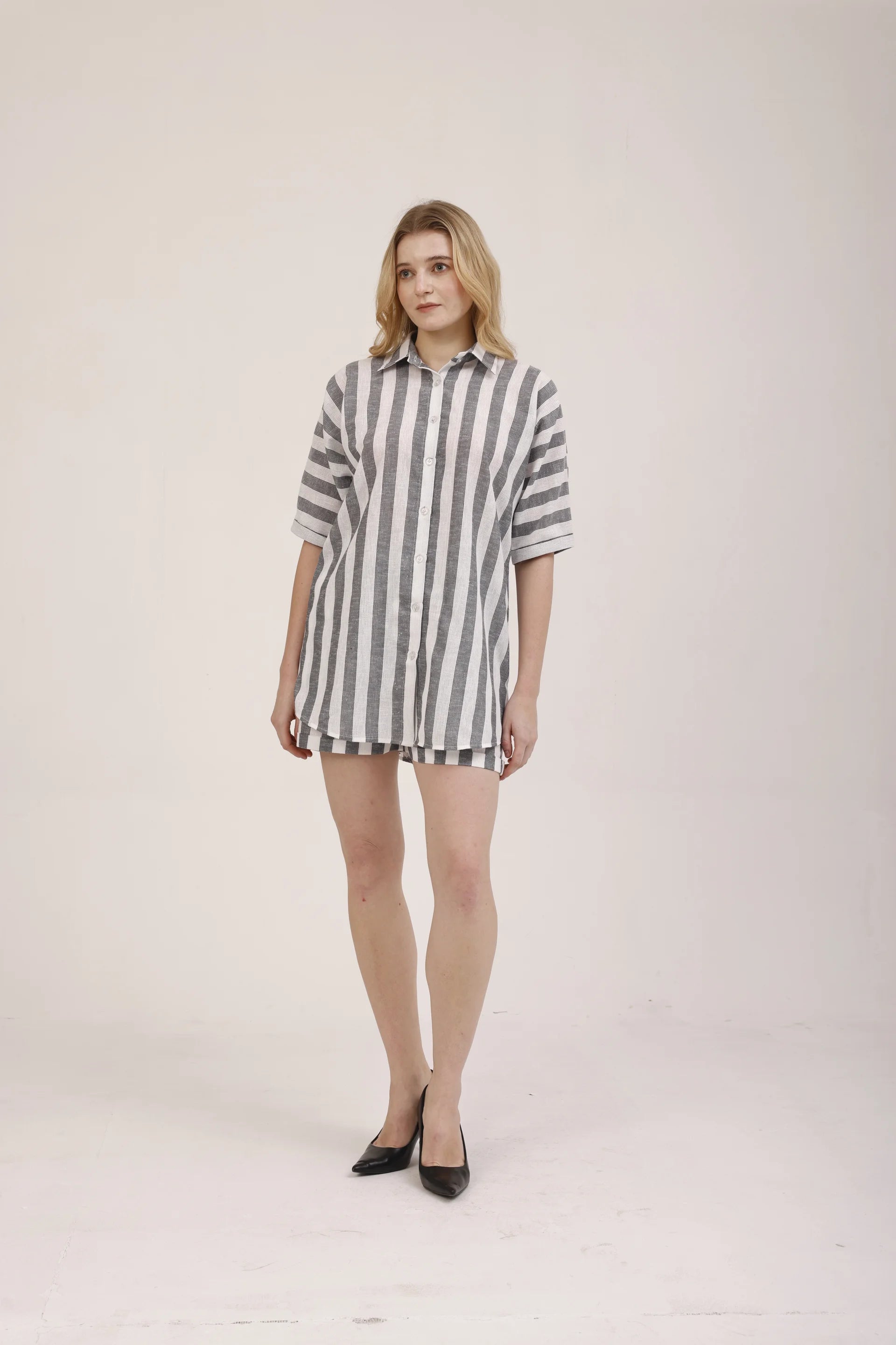 La robe chemise Écume portée de face, coupe ample et manches retroussées, rayé écru Rivage Bleu