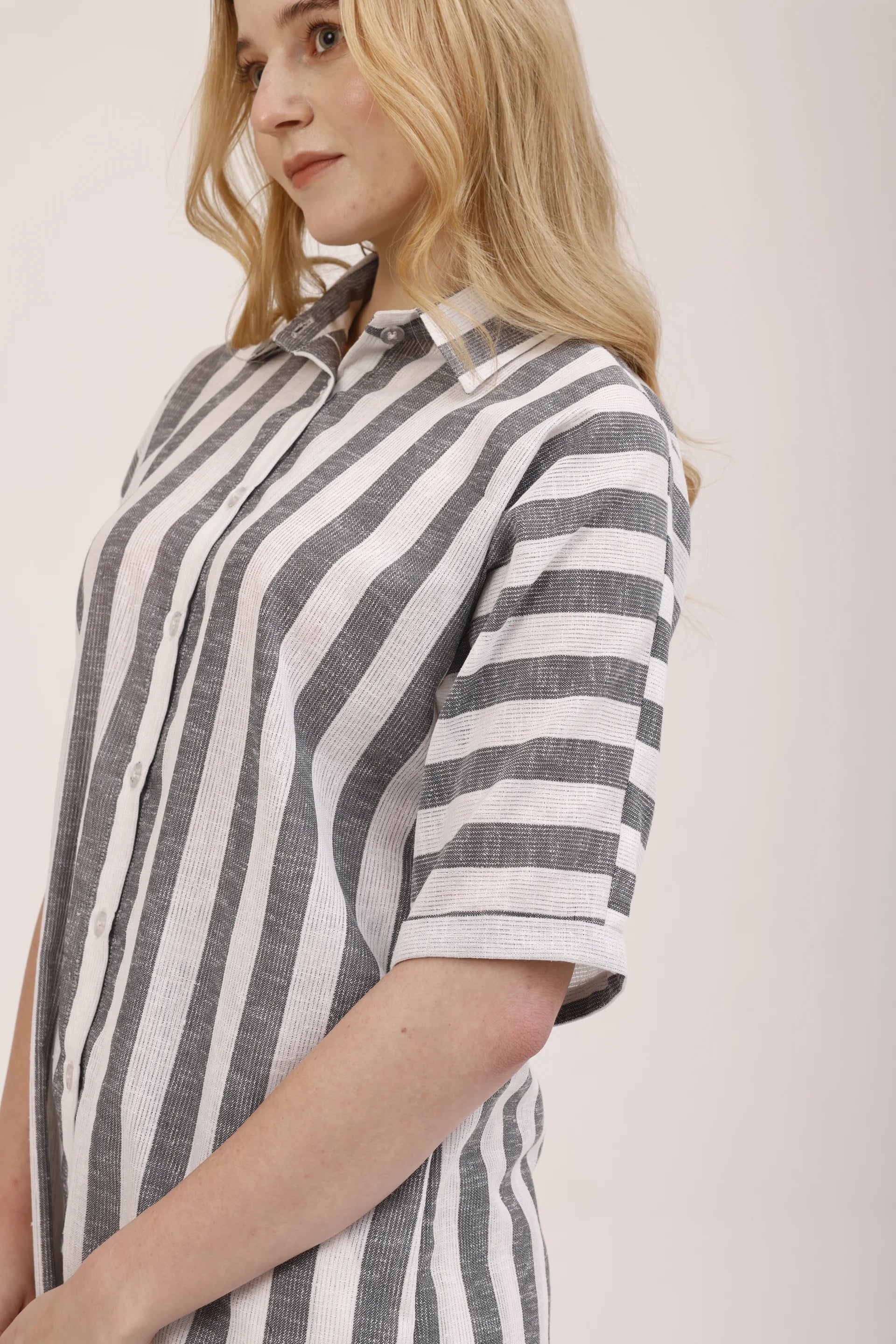 Détail du col et du boutonnage de La robe chemise Écume, tissu rayé en polyester recyclé Rivage Bleu
