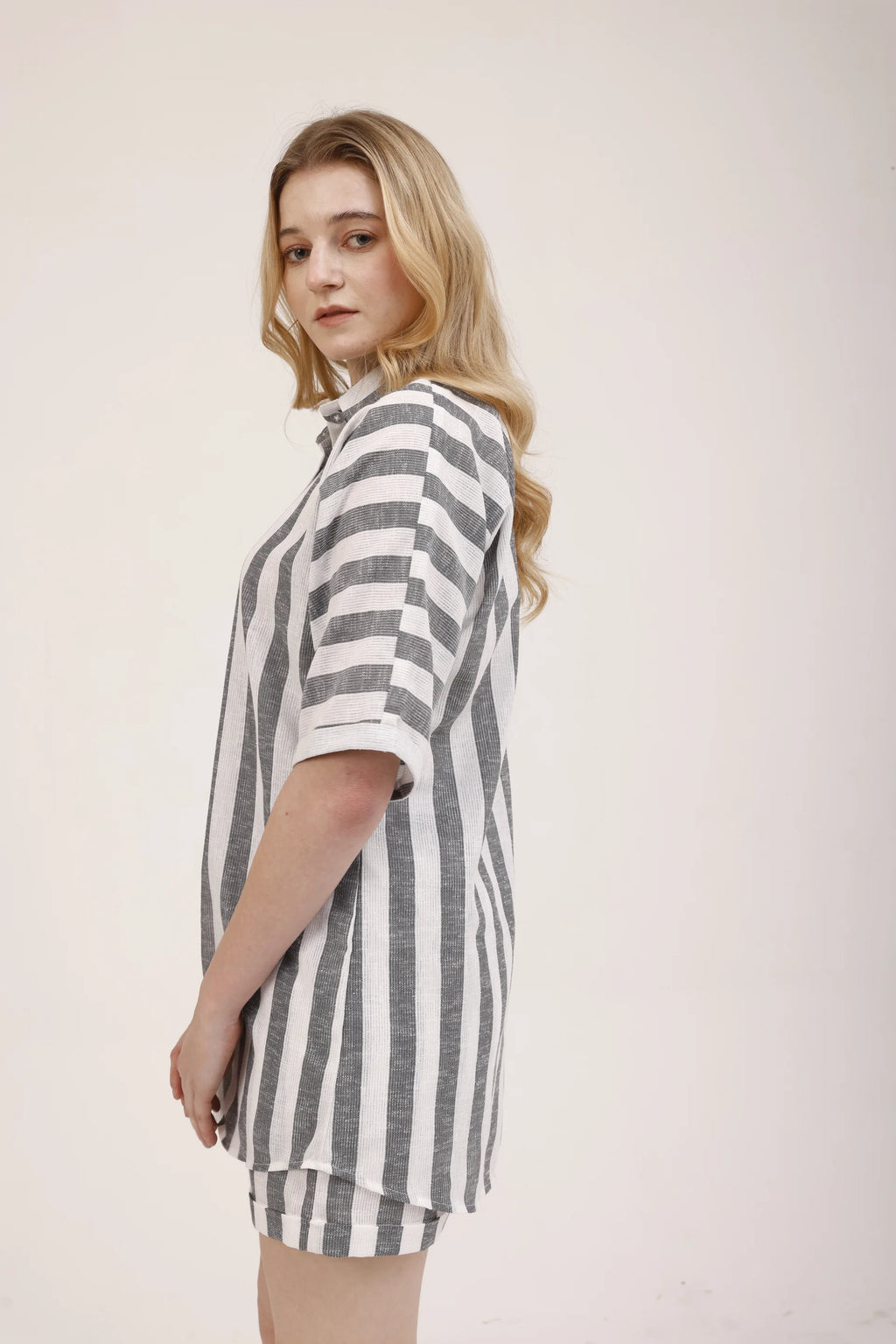 La robe chemise Écume de profil, manches courtes retroussées et rayures larges, Rivage Bleu