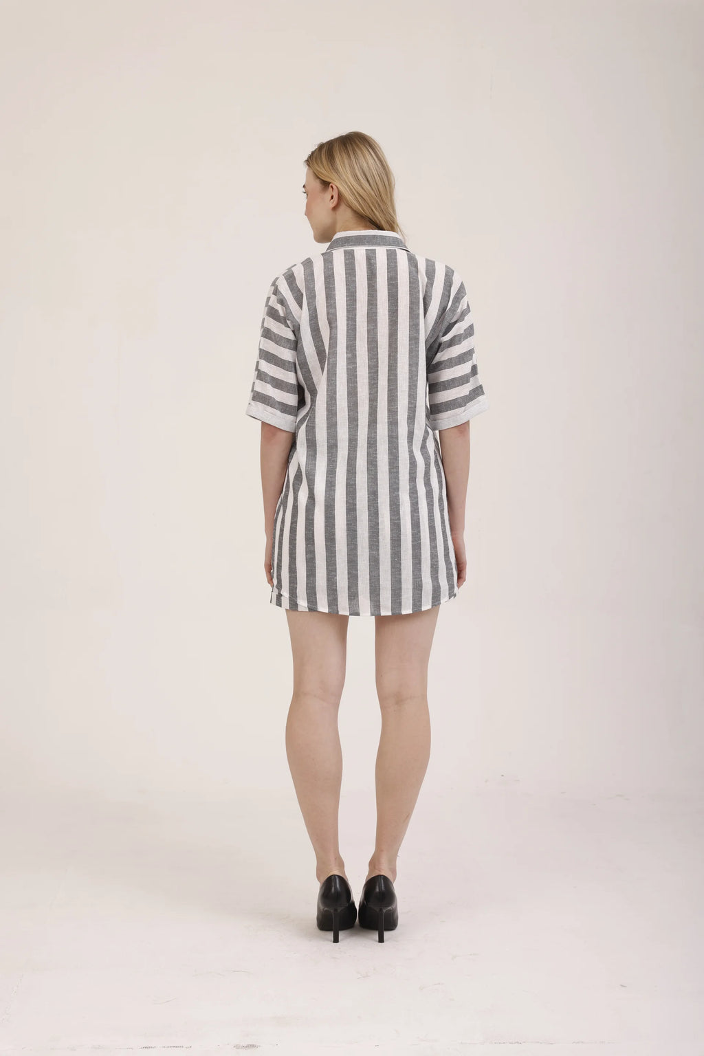 La robe chemise Écume vue de dos, coupe droite et ourlet arrondi, rayé écru Rivage Bleu