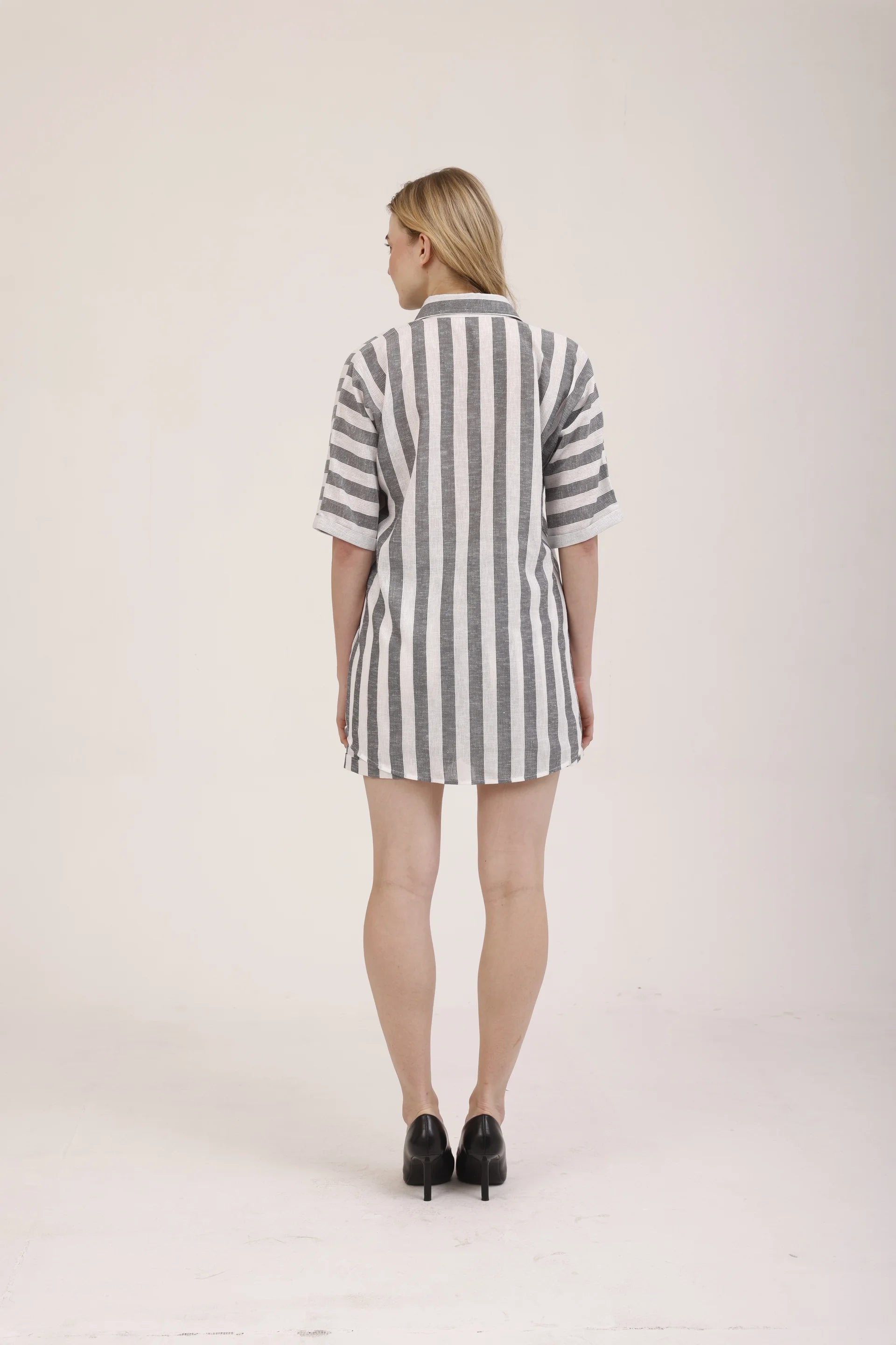 La robe chemise Écume vue de dos, coupe droite et ourlet arrondi, rayé écru Rivage Bleu
