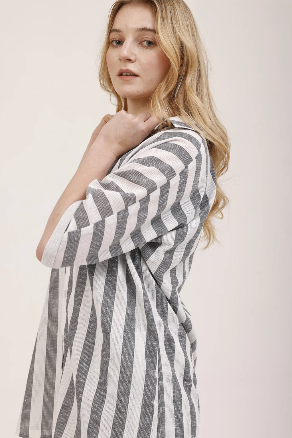 Porté épaule dénudée de La robe chemise Écume, tombé souple du polyester recyclé Rivage Bleu