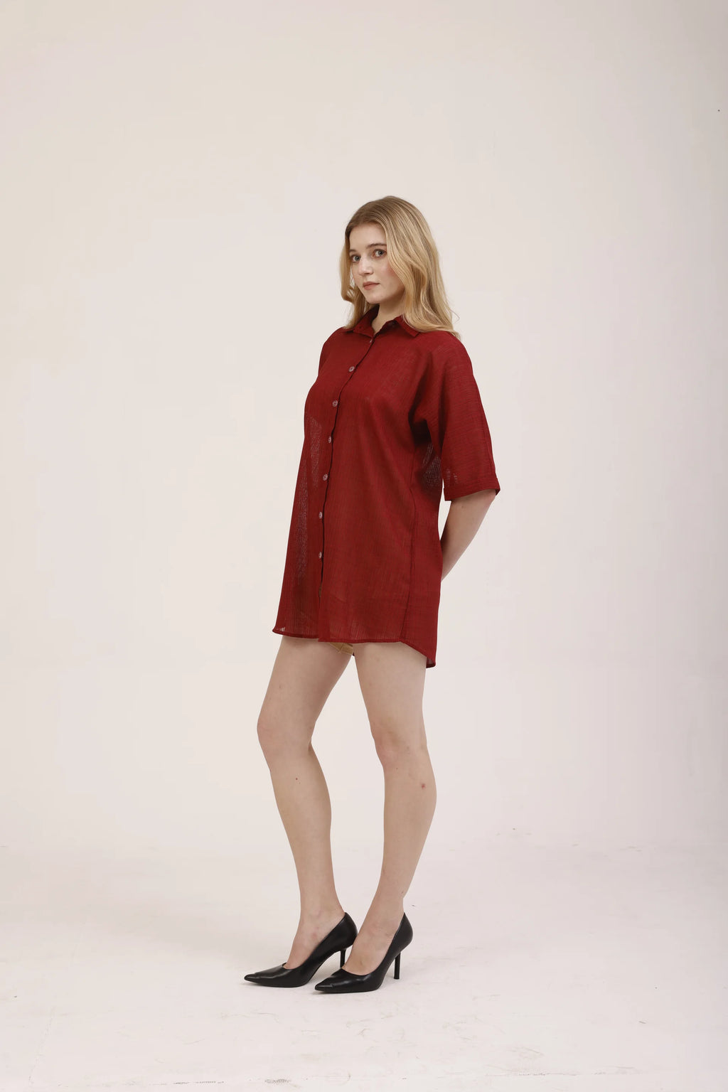 La robe chemise Garance de trois quarts, rouge garance profond et coupe ample, Rivage Bleu