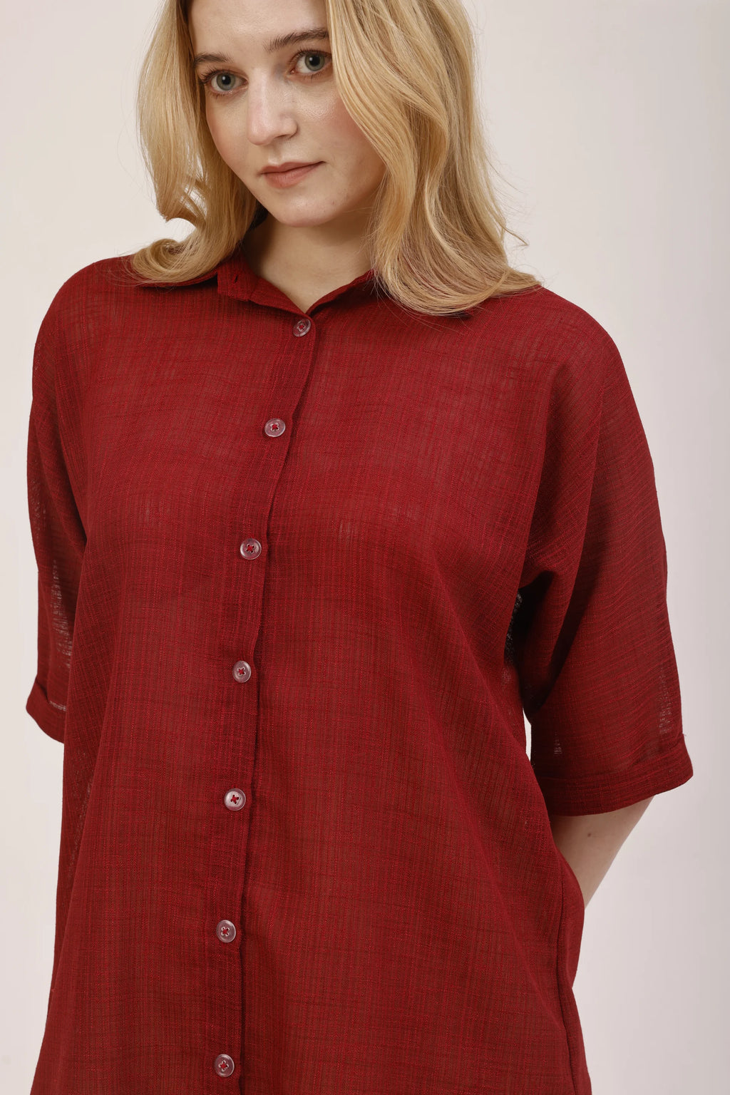 Gros plan sur le boutonnage et les poches de La robe chemise Garance, tissu rouge en polyester recyclé Rivage Bleu