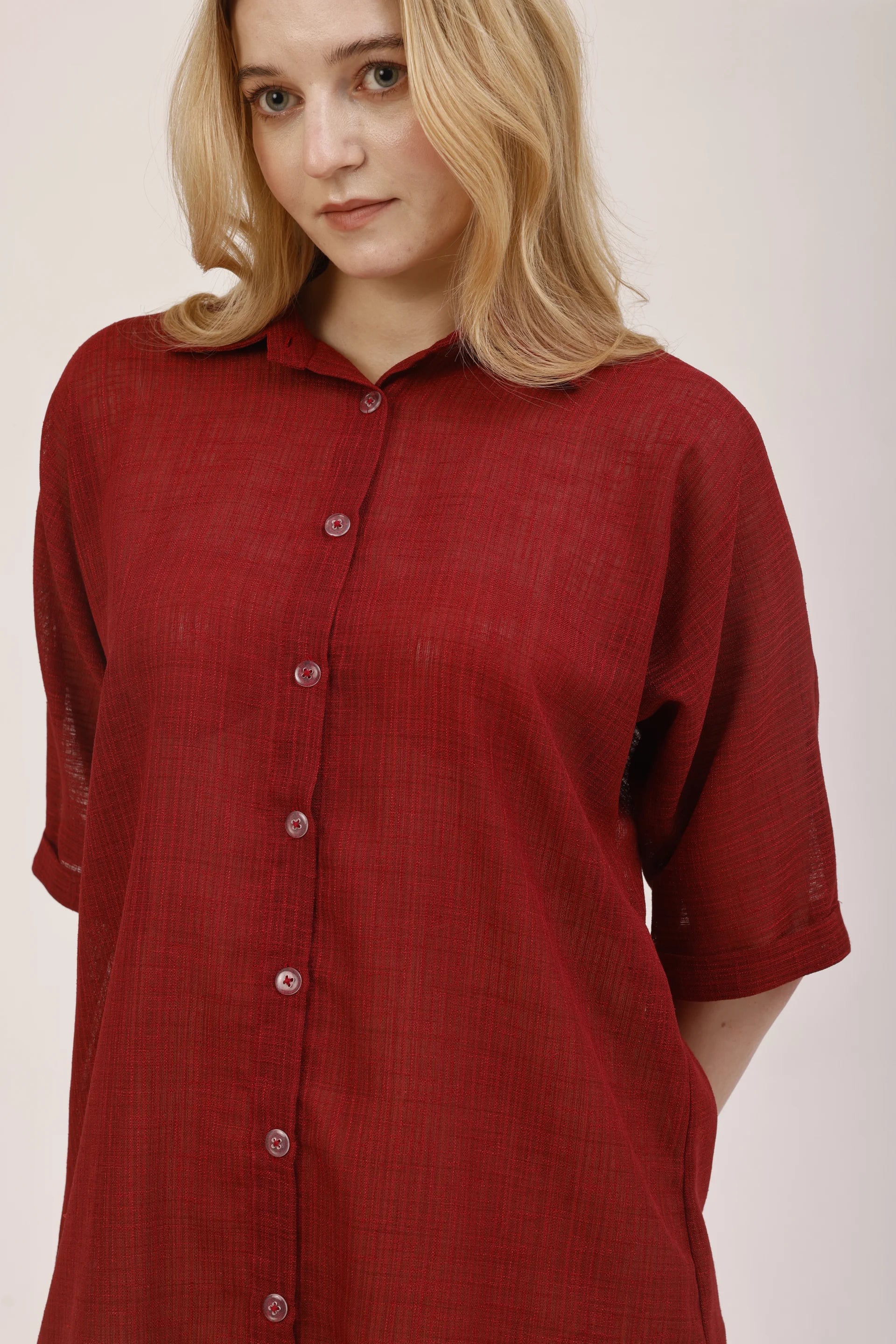 Gros plan sur le boutonnage et les poches de La robe chemise Garance, tissu rouge en polyester recyclé Rivage Bleu