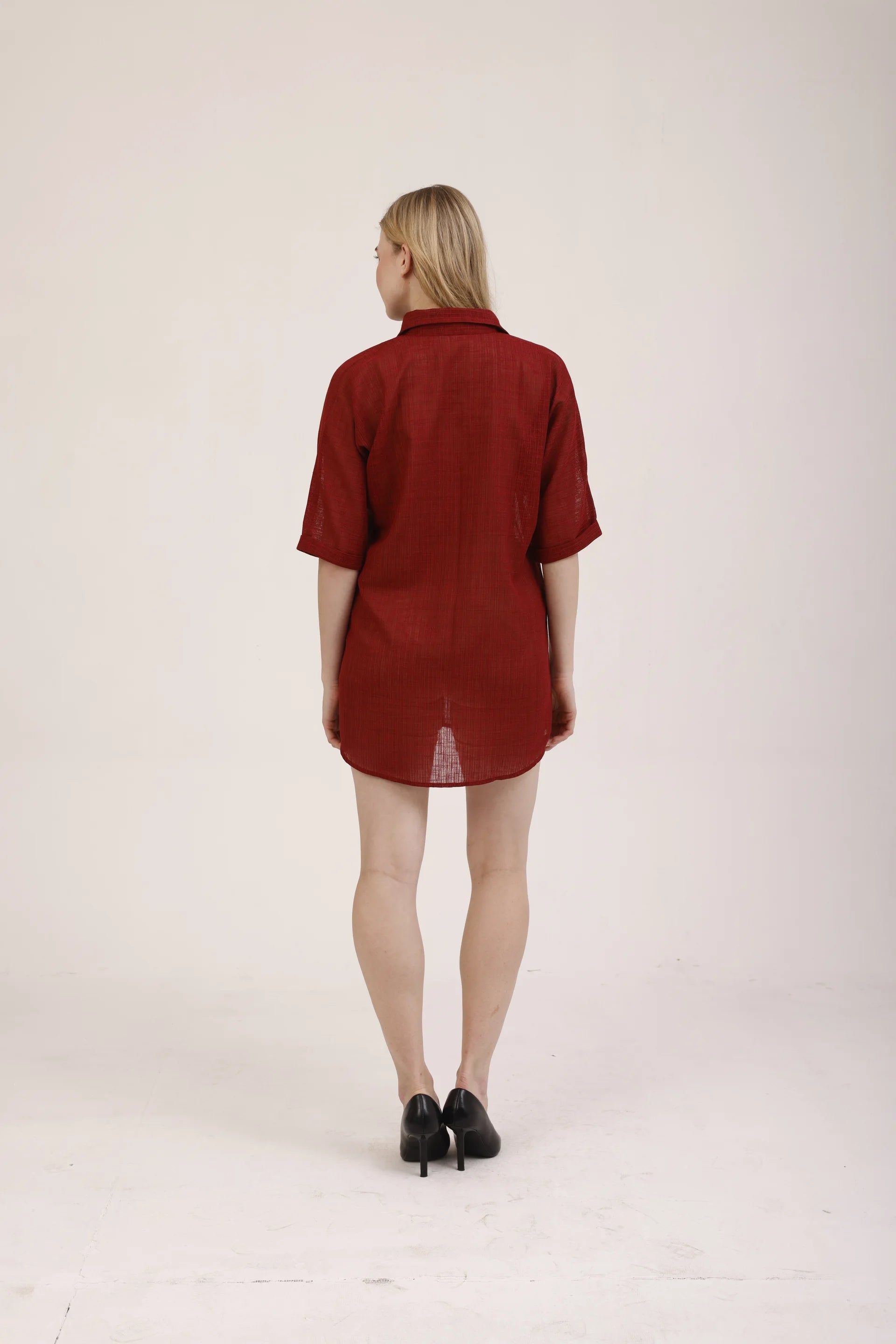 La robe chemise Garance vue de dos, coupe droite et ourlet arrondi, rouge garance Rivage Bleu