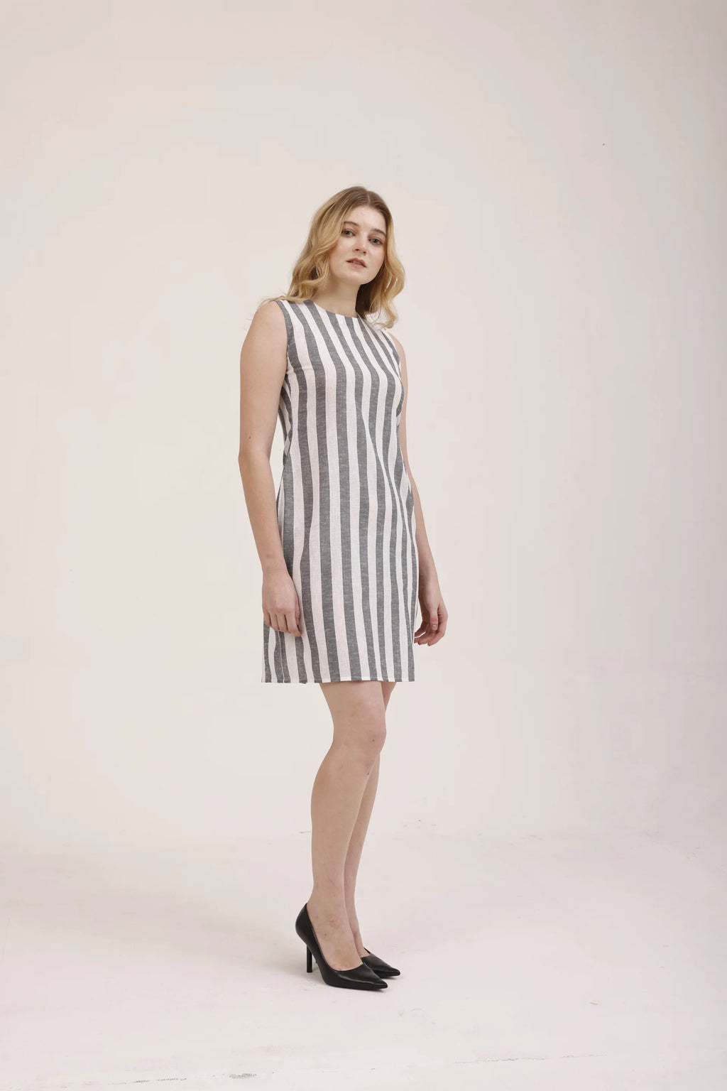 La robe courte Écume de profil, emmanchures nettes et tombé fluide, robe rayée Rivage Bleu en polyester recyclé