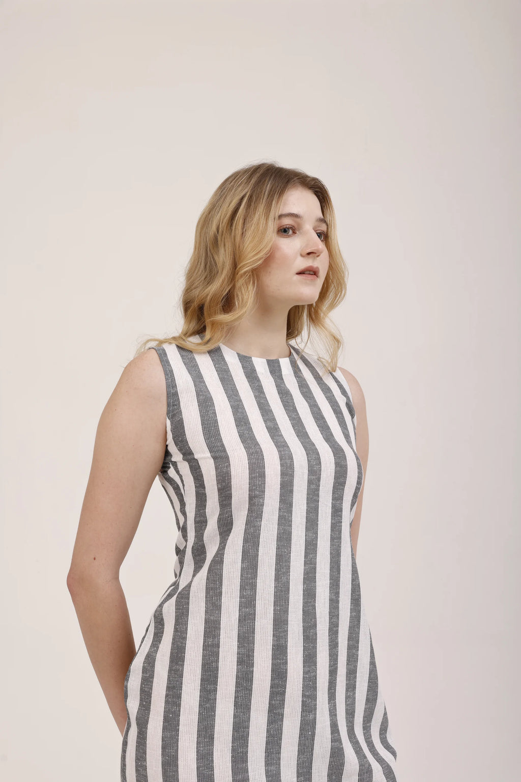 Détail du buste de La robe courte Écume : encolure ras-du-cou et rayures verticales du tissu recyclé Rivage Bleu
