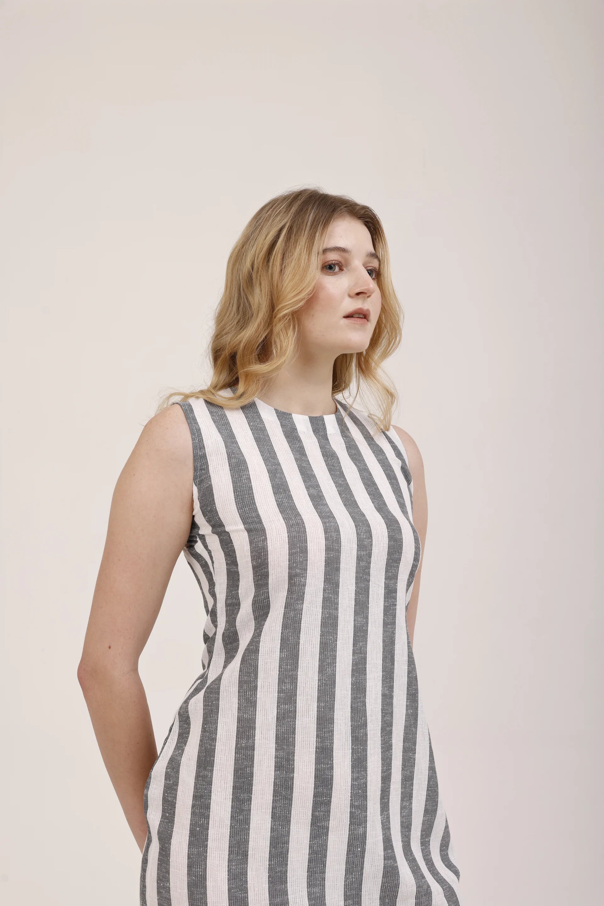 Détail du buste de La robe courte Écume : encolure ras-du-cou et rayures verticales du tissu recyclé Rivage Bleu