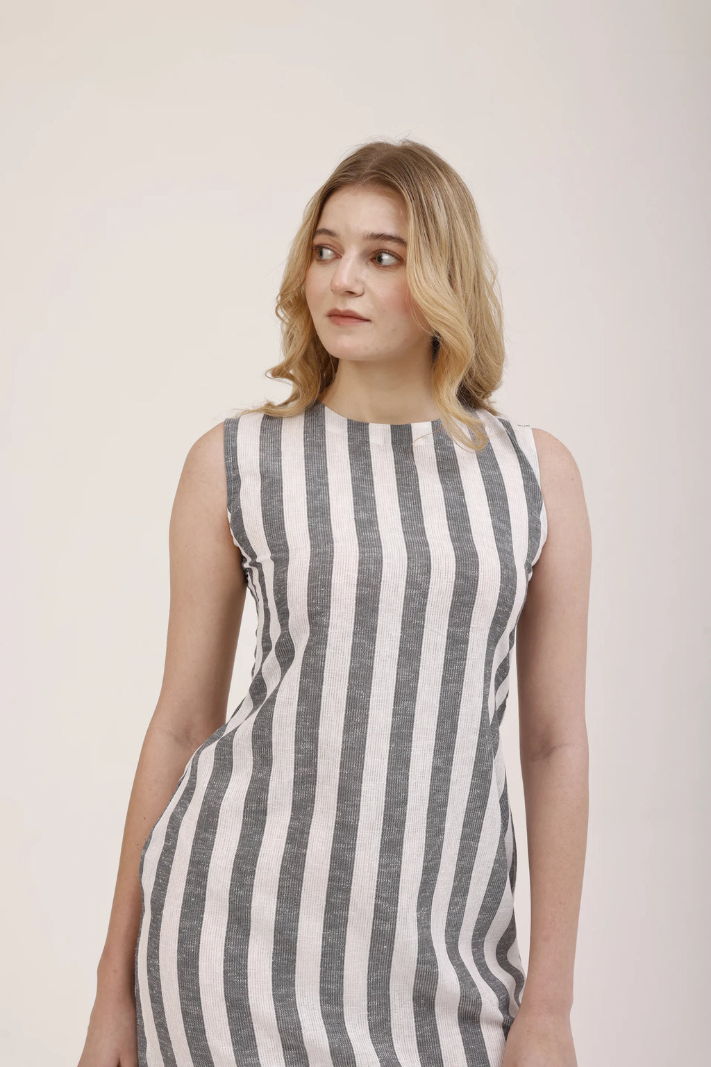 Gros plan sur La robe courte Écume portée, rayures gris et écru du polyester recyclé Rivage Bleu