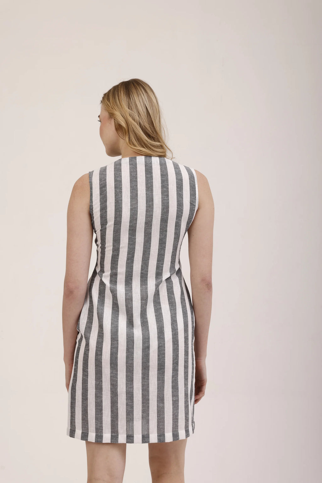 La robe courte Écume vue de dos, dos fermé et coupe droite, robe rayée Rivage Bleu en polyester recyclé