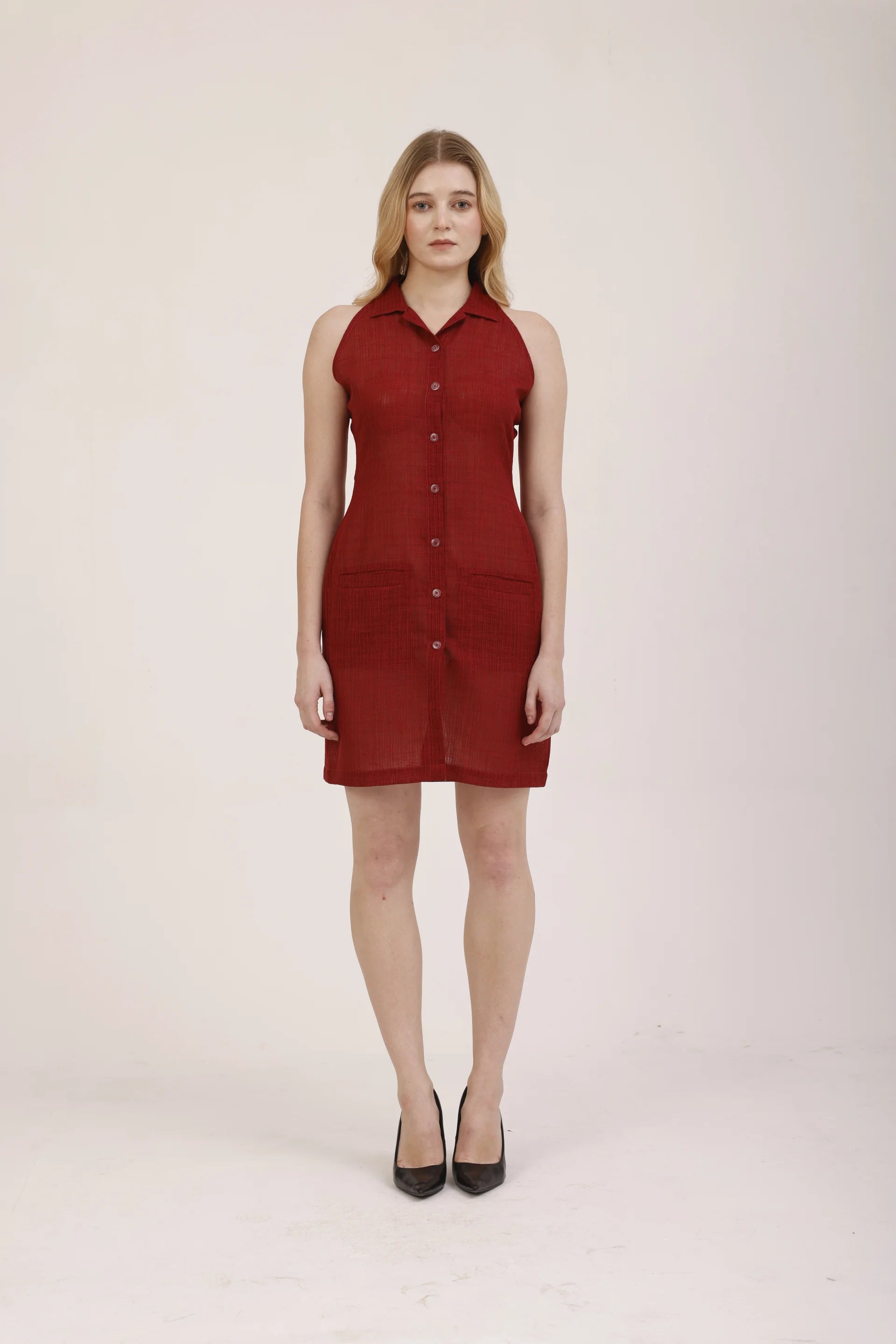 La robe Garance à col portée de face, boutonnage intégral et poches plaquées, rouge garance Rivage Bleu
