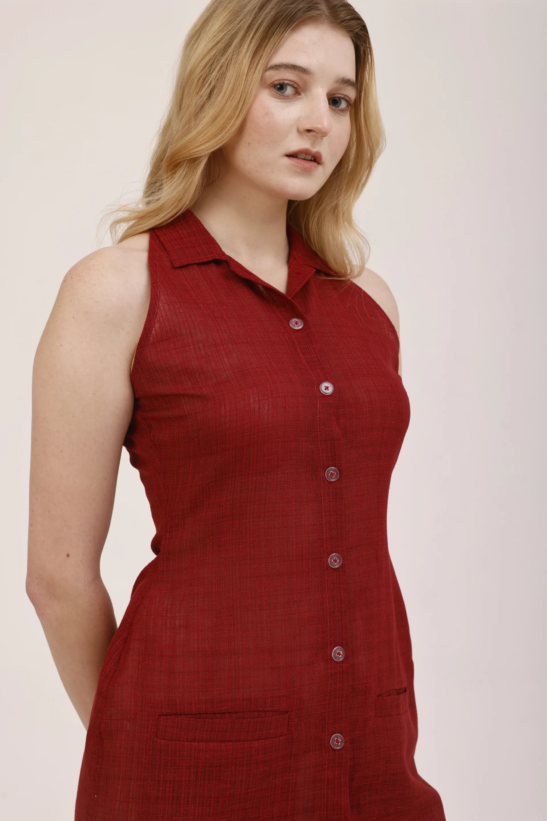 Détail du col et des boutons de La robe Garance à col, tissu rouge en polyester recyclé Rivage Bleu