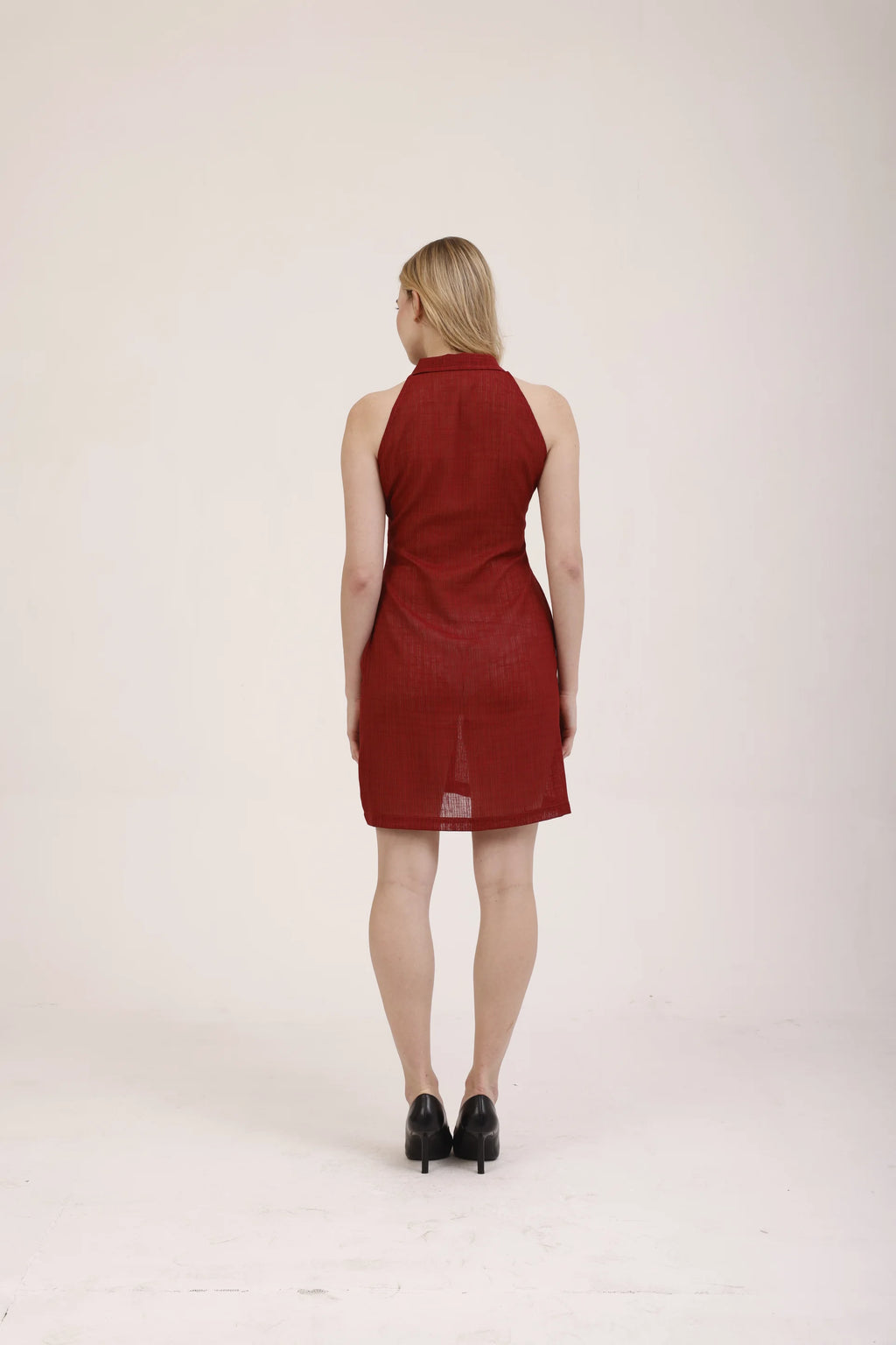 La robe Garance à col vue de dos, emmanchures américaines et coupe droite, robe rouge Rivage Bleu