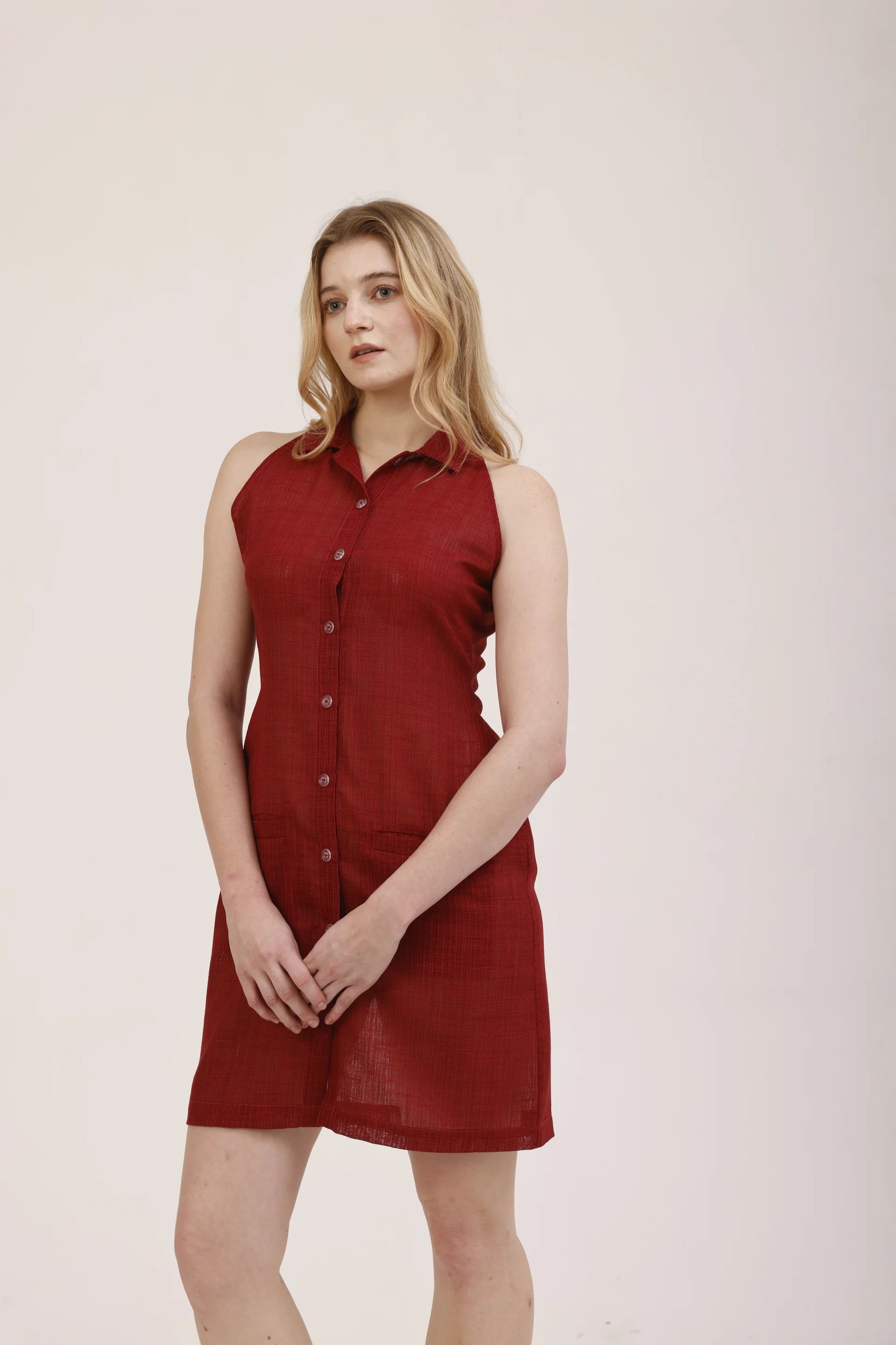 Plan taille de La robe Garance à col, robe rouge sans manches boutonnée devant, polyester recyclé Rivage Bleu